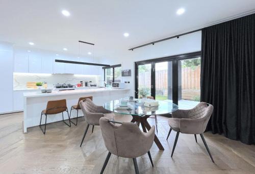 Ringwood Casa | Modern Luxury 3B3 5B Townhouse SmartTV free garage