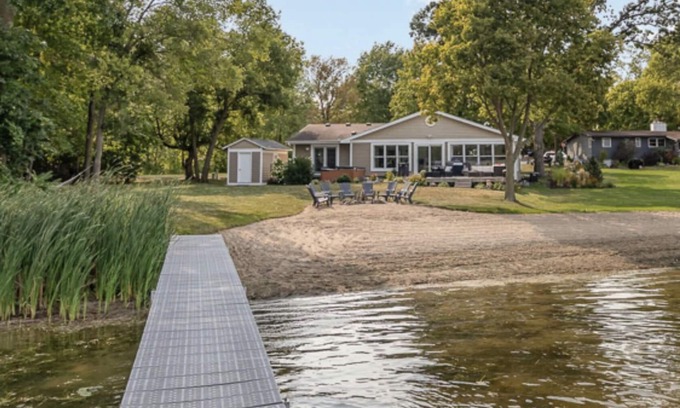Jordan Casa | Modern Luxury 3bd Lake Home - Beach + Hottub ...5 Miles to Mystic Lake Casino