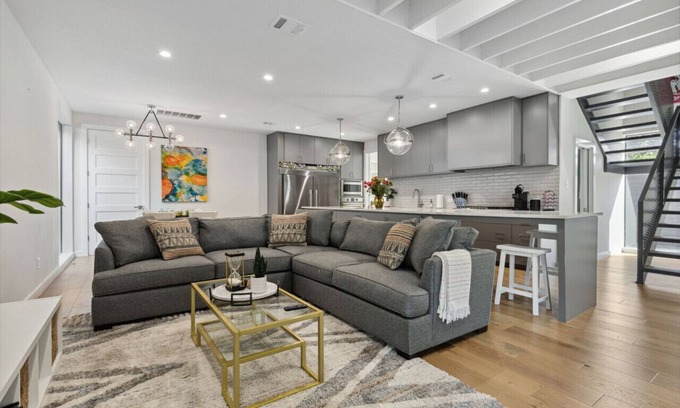 Old East Dallas Casa | Modern Luxury 8 Bedroom/8 Bath Connected Duplex