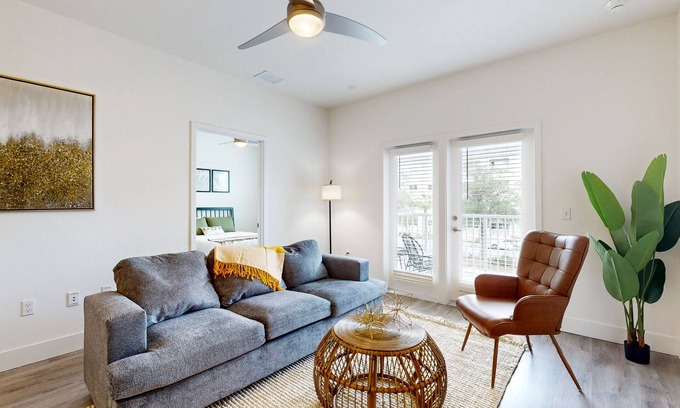 Gainesville Apartamento | Modern luxury apartment w/ private balcony, and shared pool