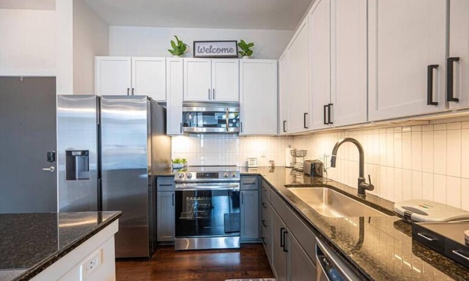 First Ward Apartamento | Modern Luxury Apartment with Gym 410