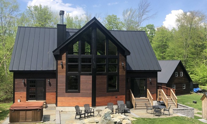 South Londonderry Casa | Modern Luxury at White Pine Lodge – 10 min from Stratton Mountain