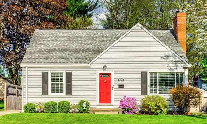 Cuyahoga Falls Casa | Modern Luxury - Cuyahoga Falls Spacious Retreat