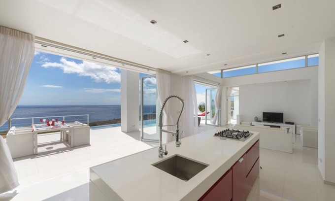 St. Marie Villa | Villa moderna en el borde del acantilado con vistas espectaculares del mar azul