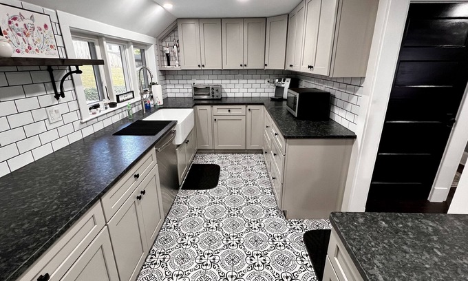 Montville Casa | Modern Luxury Home 1 minute walk to Mohegan Sun