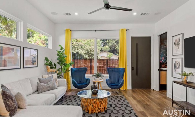 East Cesar Chavez Casa | Modern Luxury Home - Minutes from Lady Bird Lake