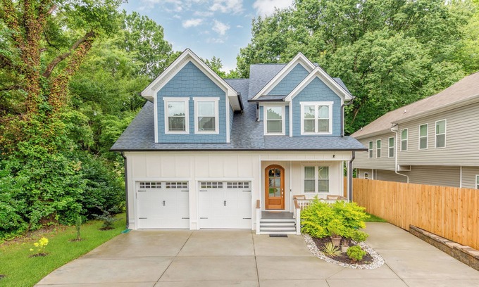 Shannon Park Casa | Modern Luxury Home near NoDa 5BR, 5BA, Sleeps 10