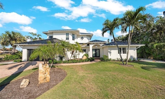 Sanibel Casa | Modern luxury house with ensuite bedrooms, deepwater canal access, and pool.