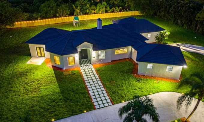Hunt Club Casa | Modern Luxury Poolside Estate