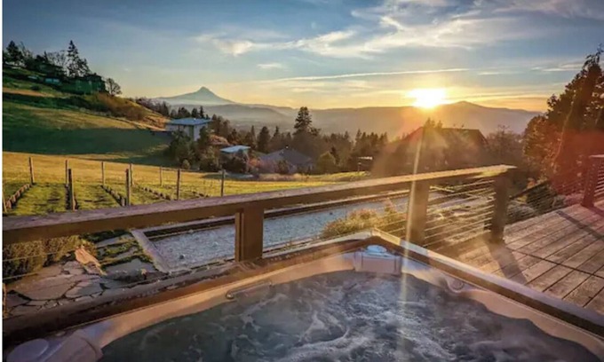 White Salmon Casa | Modern Luxury. Private Hot Tub & views of Mt Hood!