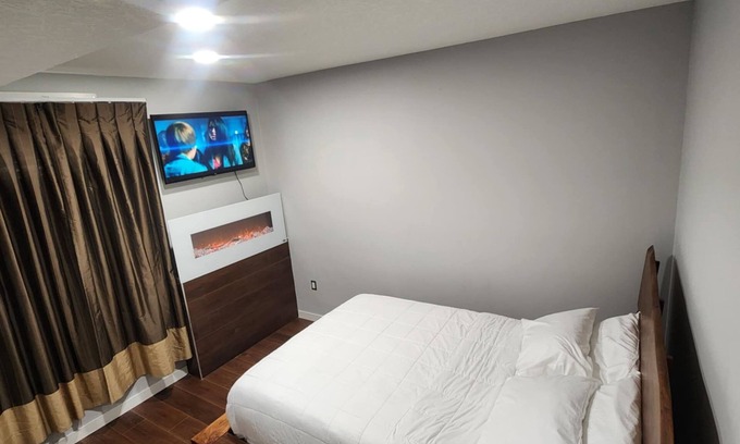 Northeast Edmonton Apartamento | Modern luxury private suite w/modern bar, cozy washroom and bedroom -no stairs