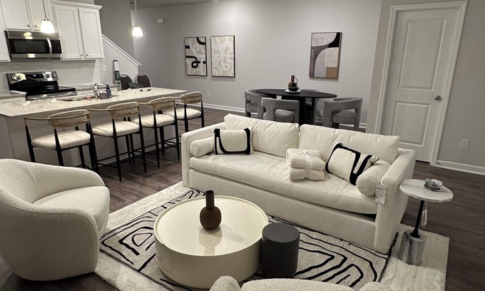 Riverdale Casa | Modern-Luxury Townhouse - High-End Amenities & Designs - Near Airport