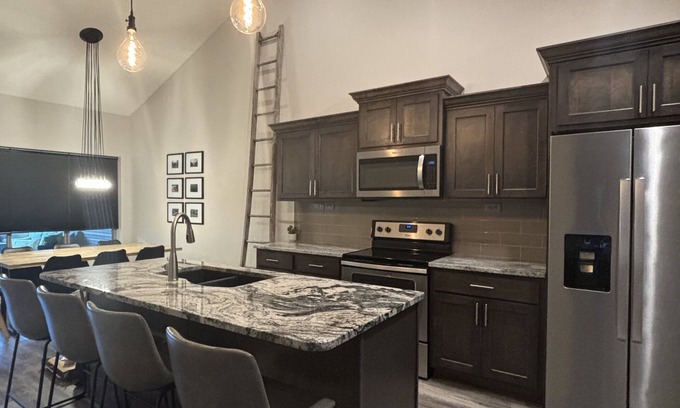 Lincoln Casa | Modern Luxury Townhome - Sleeps 10