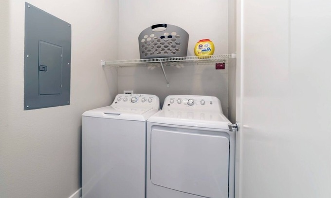 Winter Garden Apartamento | Modern LuXuRy Unit in beautiful Down Town Winter Garden with WIFI, Cable & POOL