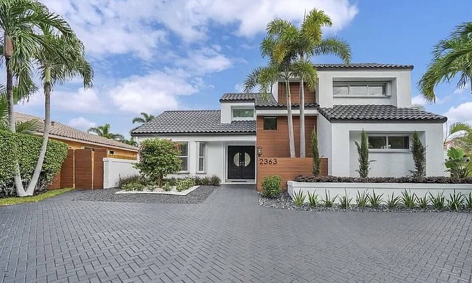 Pompano Isles Casa | Modern Luxury Vacation Home and Dock