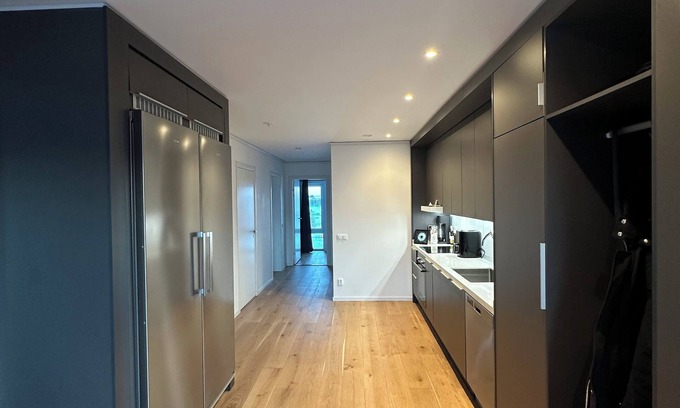 Orebro Apartamento | ✨ Modern lyxlägenhet 78 kvm 2 balkonger Golfutsikt AC & 70” TV ✨