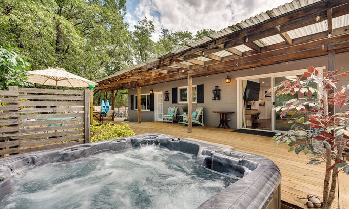 Meadow Vista Cabaña | Modern Meadow Vista Vacation Home w/ Spacious Deck