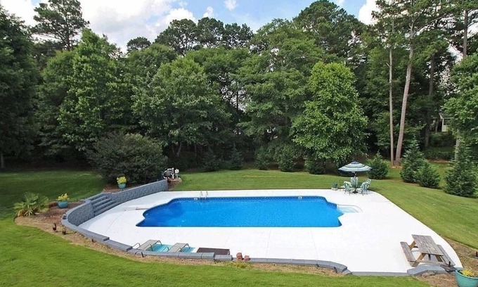 Loganville Apartamento | Modern meets country Loganville GA with AC, WiFi, pool.