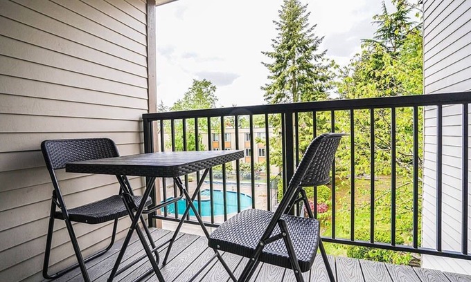 Bridle Trails Condominio | Modern Microsoft Redmond Campus Condo with Balcony