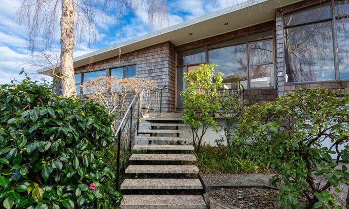 Dunedin Casa | Modern Mid-Century Retreat