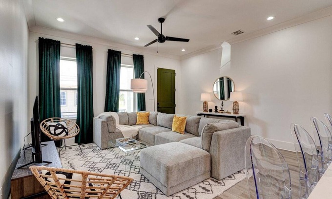 Tulane - Gravier Casa | This house is a 5 bedroom(s), 3.5 bathrooms, located in New Orleans, LA.