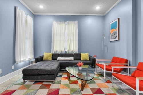 Downtown Omaha Apartamento | Modern Midtown 1B Apartment King Bed and Smart TVs