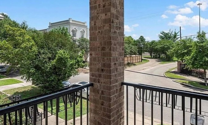 Midtown Casa | Modern Midtown Retreat 3B– Walk to Museums, Downtown & More!