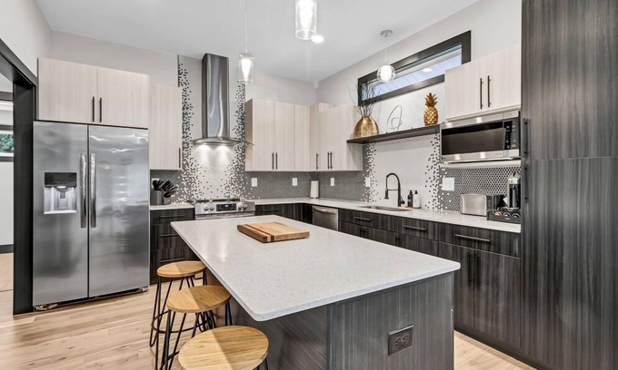 Greer Casa | Modern Mill House -Luxury Stay with outdoor living -Walk downtown- Pets Welcome
