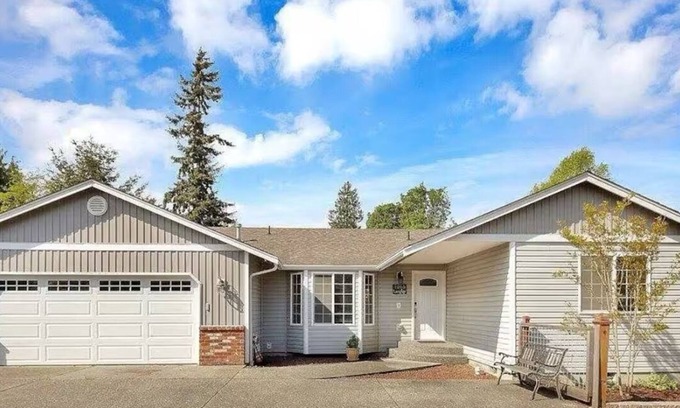 Burlington Casa | 4-bedroom house in fabulous Burlington with AC & Wi-Fi.