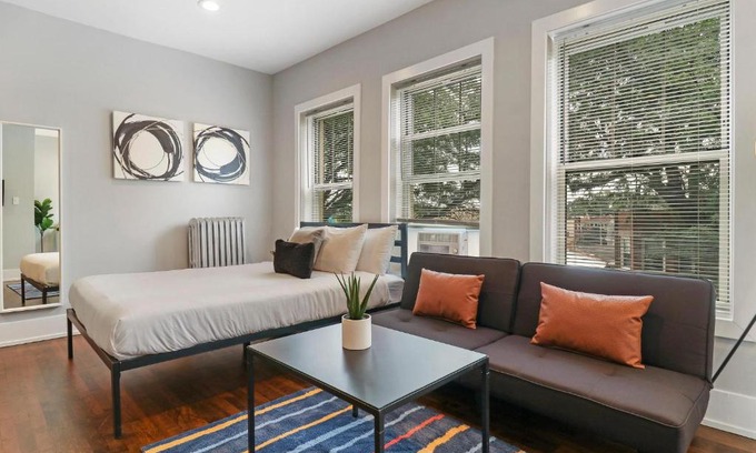 Chicago Apartamento | Modern Minimalist Studio Apt in Portage Park - Pensacola 3W