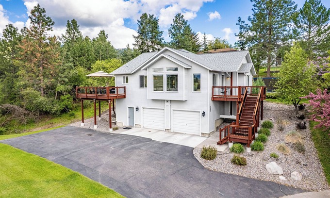 Moose Can Gully Casa | Modern Missoula home with AC, WiFi, space for 10 & beautiful mountain views!