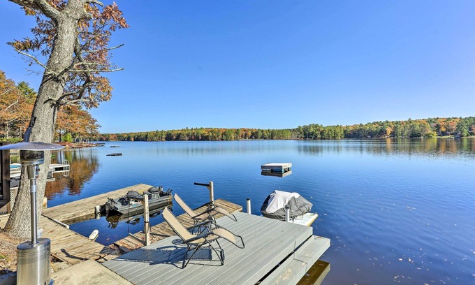 Town of Lumberland Apartamento | Modern Mohican Lake Abode w/ Fire Pit & Views