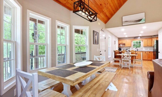 Helen Cabina | Your Modern Mountain Retreat with Peaceful Stream