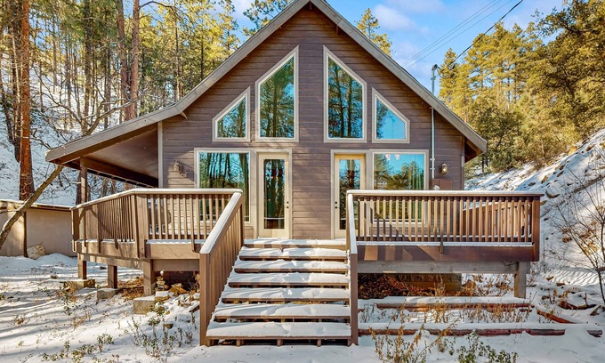 Iron Springs Cabina | Modern mountain cabin with forested views, play loft & deck - dog-friendly