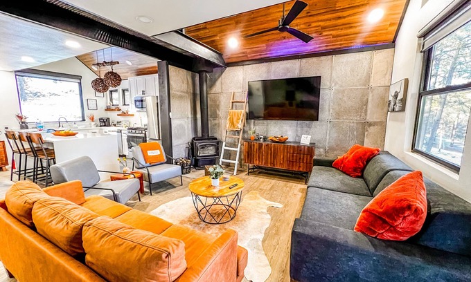 Ruidoso Cabina | Modern Mountain Cabin with AC, beautiful Views. 3 min to Midtown.