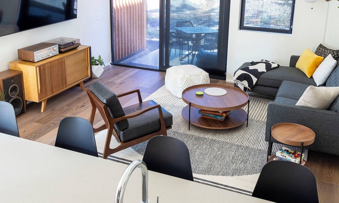 Sisters Casa | Modern Mountain Cottage, walking distance to charming town of Sisters, Oregon