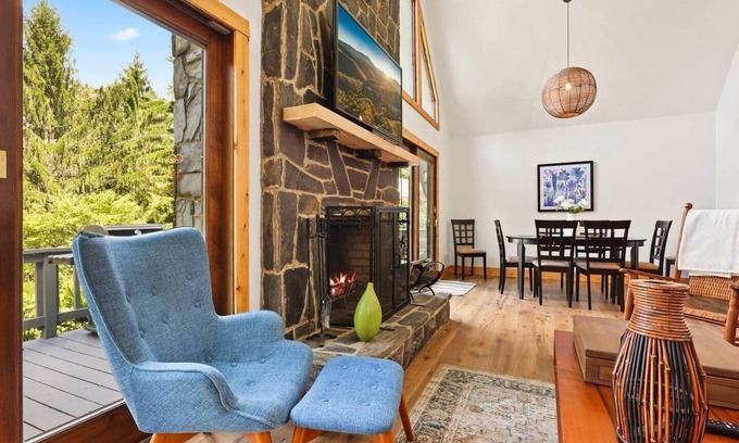 Warrensville Casa | Modern Mountain Escape