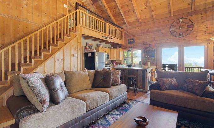Waynesville Cabina | Modern Mountain Escape Awaits! with 1 bd with WiFi, AC in charming Waynesville