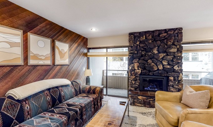 Warm Springs Condominio | Modern Mountain Gem near Lifts w/Free WiFi, Gas Fireplace, Shared Hot Tub/Sauna