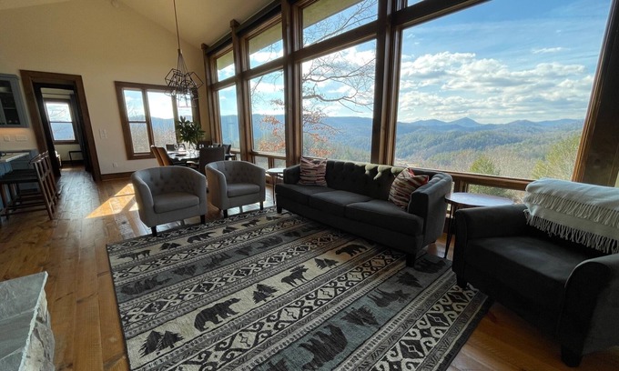 Ferguson Cabina | Modern Mountain Getaway, Hot Tub, Pet Friendly, WiFi, Long Range Sunset Views