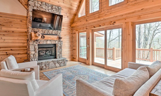 Saluda Cabina | Modern Mountain Hideaway - 1 Mi to Hike & Zipline!