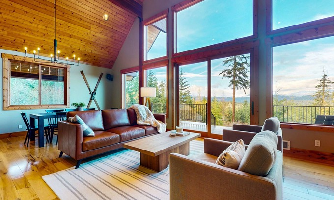 Cle Elum Cabina | Modern mountain home with two cabins, hot tub & stunning views