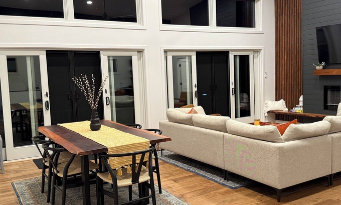 Pownal Casa | Modern Mountain Retreat with view 3 Bed 3.5 Bath sleeps 10 in peaceful Pownal VT