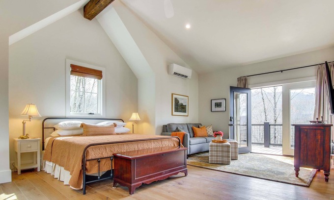 Glenville Apartamento | Modern Mountain-View Gem w/ Deck in Glenville