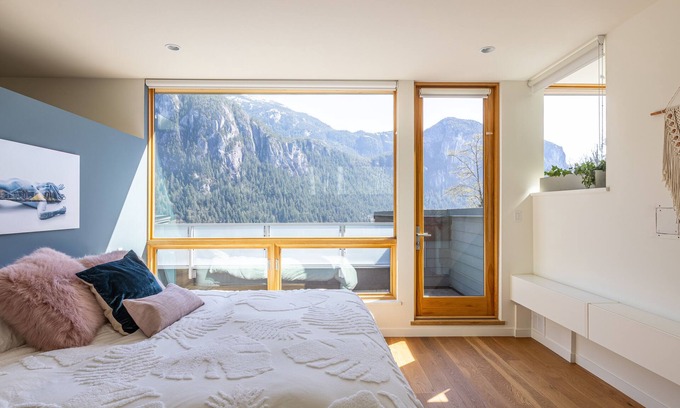 Squamish Casa | Modern Mountain Views Forest Home