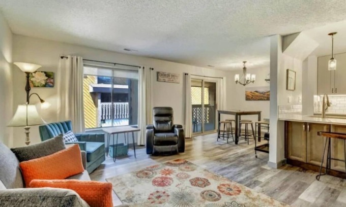 Skyway Condominio | Modern MTN Condo Cozy 2BR Retreat Heated Pool
