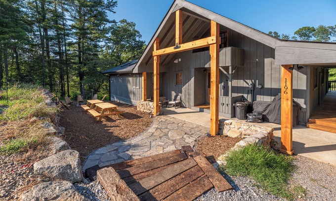Alexander Casa | Modern Nature Retreat w/ Creek Access + Hot Tub