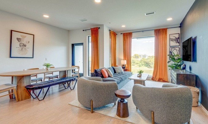 North Capitol Condominio | Modern, New Condo, on Nashville's riverfront. Beautifully decorated for an out of this world stay.