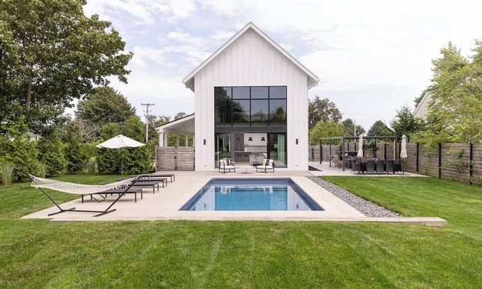 Middletown Casa | Modern new home by Golf Course