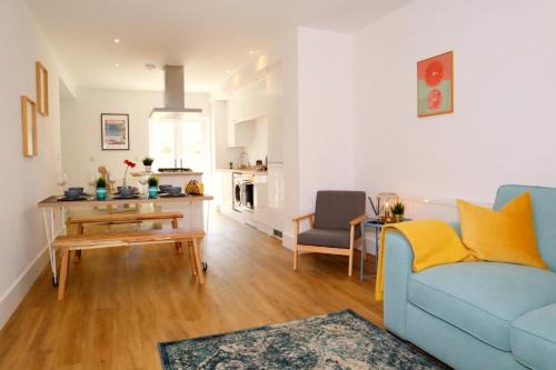Branksome Casa | Modern New House - Great Location - Garden - Parking - Fast WiFi - Smart TV - Stunning 2 Bedroom House sleeps up to 4! Only 5 mins drive to Sandbanks Beach